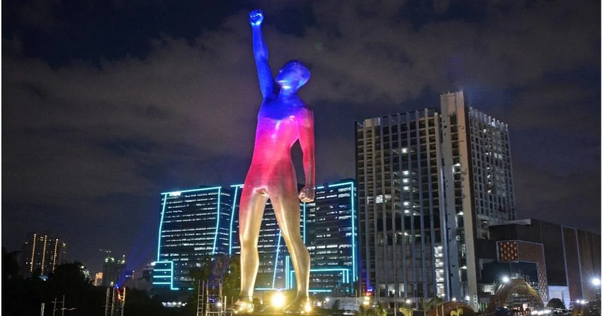 RLC Victor Statue POV at Night